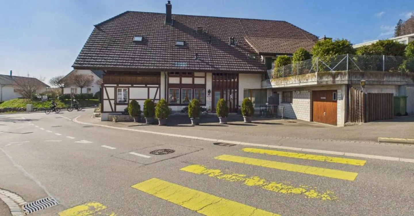 Appartamento moderno di 3,5 locali con ampia disposizione e area esterna soleggiata a Utzigen - Foto 2 di 11