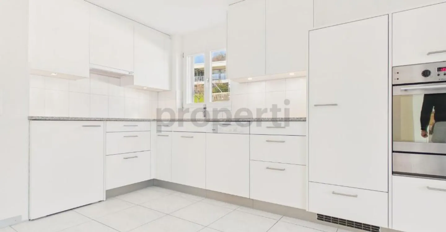 Appartamento moderno di 3,5 locali con ampia disposizione e area esterna soleggiata a Utzigen - Foto 5 di 11