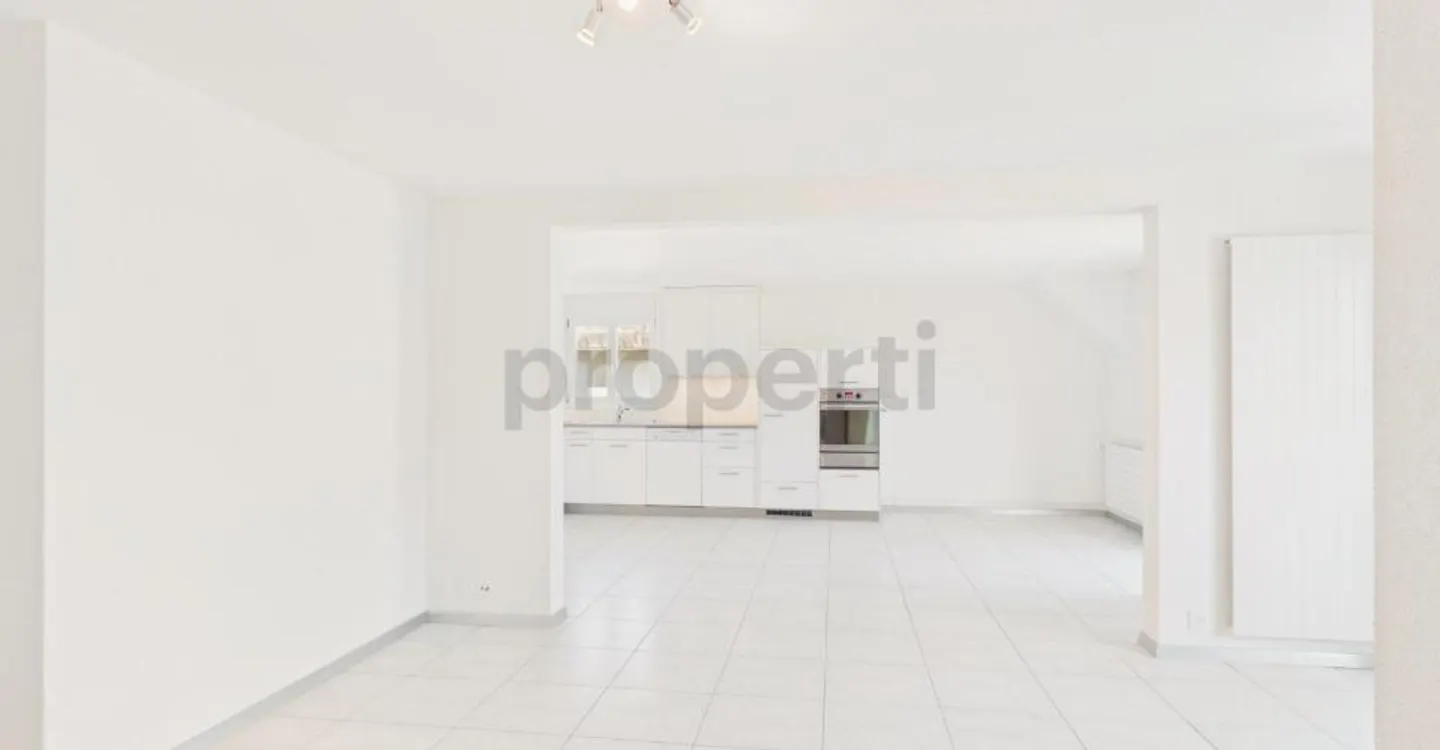 Appartamento moderno di 3,5 locali con ampia disposizione e area esterna soleggiata a Utzigen - Foto 4 di 11