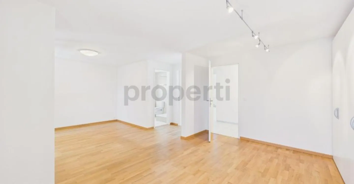 Appartamento moderno di 3,5 locali con ampia disposizione e area esterna soleggiata a Utzigen - Foto 7 di 11