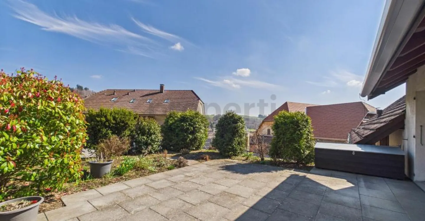 Appartamento moderno di 3,5 locali con ampia disposizione e area esterna soleggiata a Utzigen - Foto 8 di 11