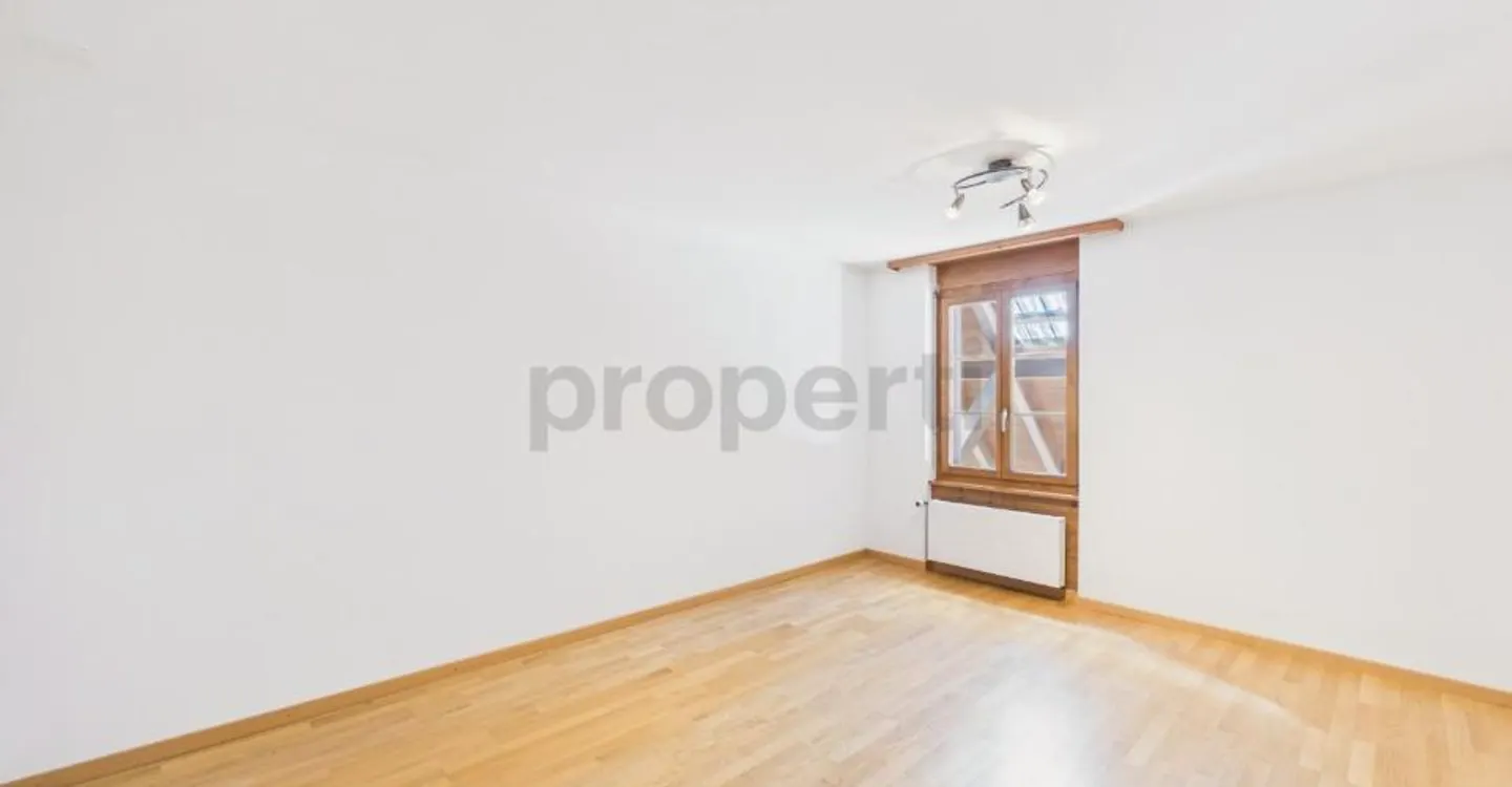 Appartamento moderno di 3,5 locali con ampia disposizione e area esterna soleggiata a Utzigen - Foto 9 di 11
