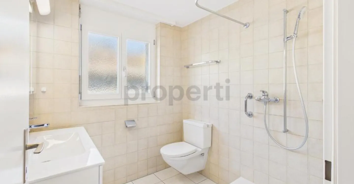 Appartamento moderno di 3,5 locali con ampia disposizione e area esterna soleggiata a Utzigen - Foto 10 di 11