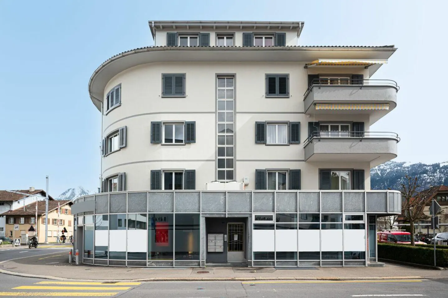 Attractive Retail Space Directly at Sarnen Train Station - Photo 1 of 4