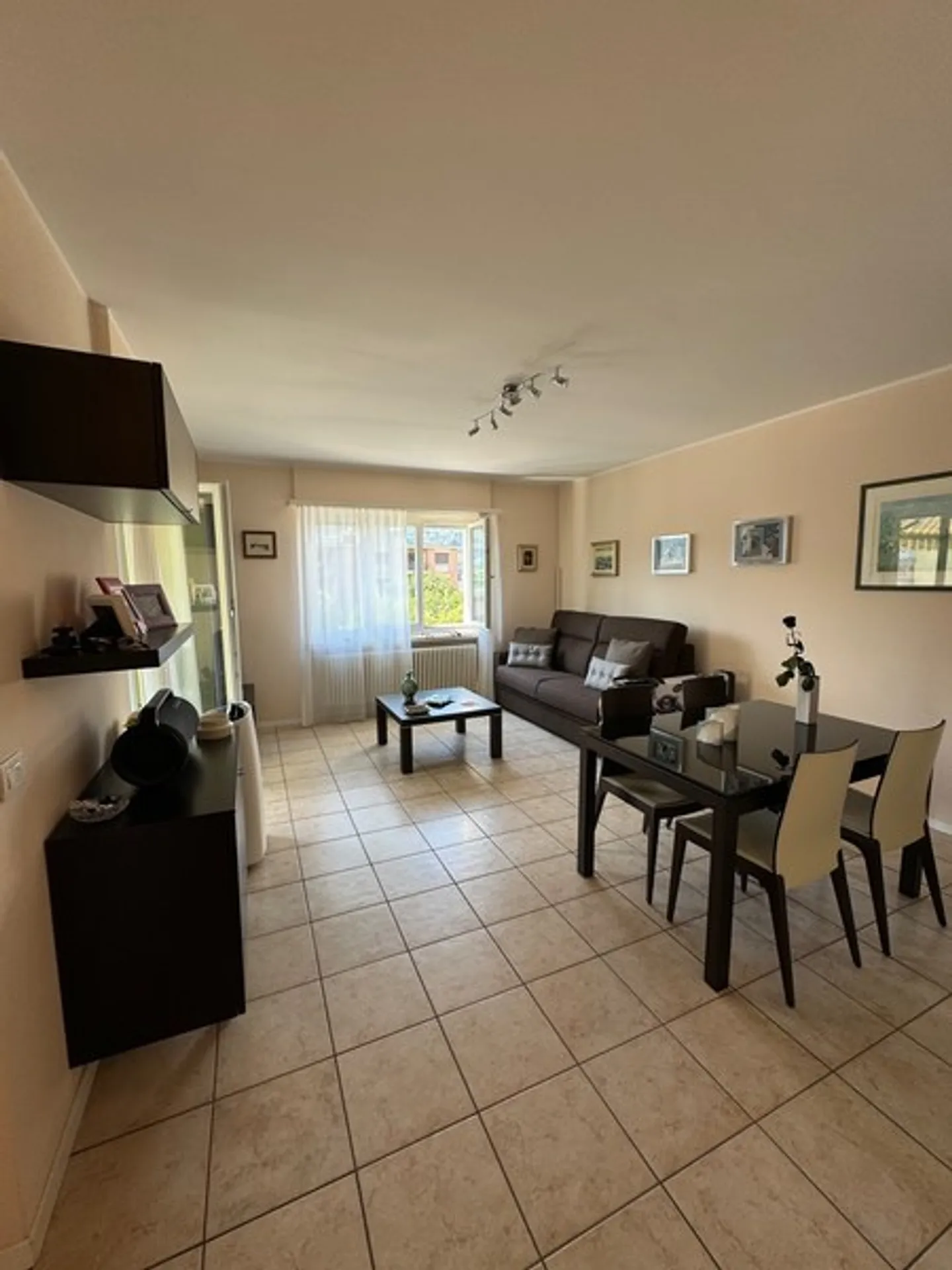 Nous vendons un appartement de 2,5 pièces au 1er étage - Photo 1 sur 9