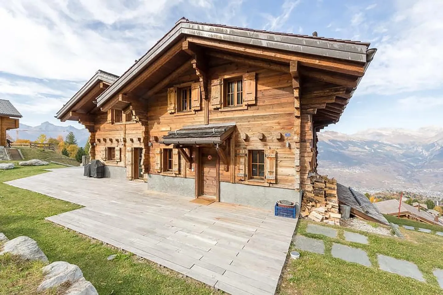 Exceptional chalet on the slopes - Photo 2 of 13