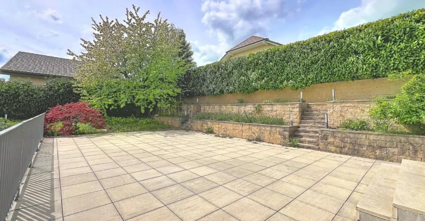 Villa di architetto con terrazza di 100m2 e vista panoramica sul lago, a soli 10 minuti a piedi dal centro di Arzier - Foto 2 di 11