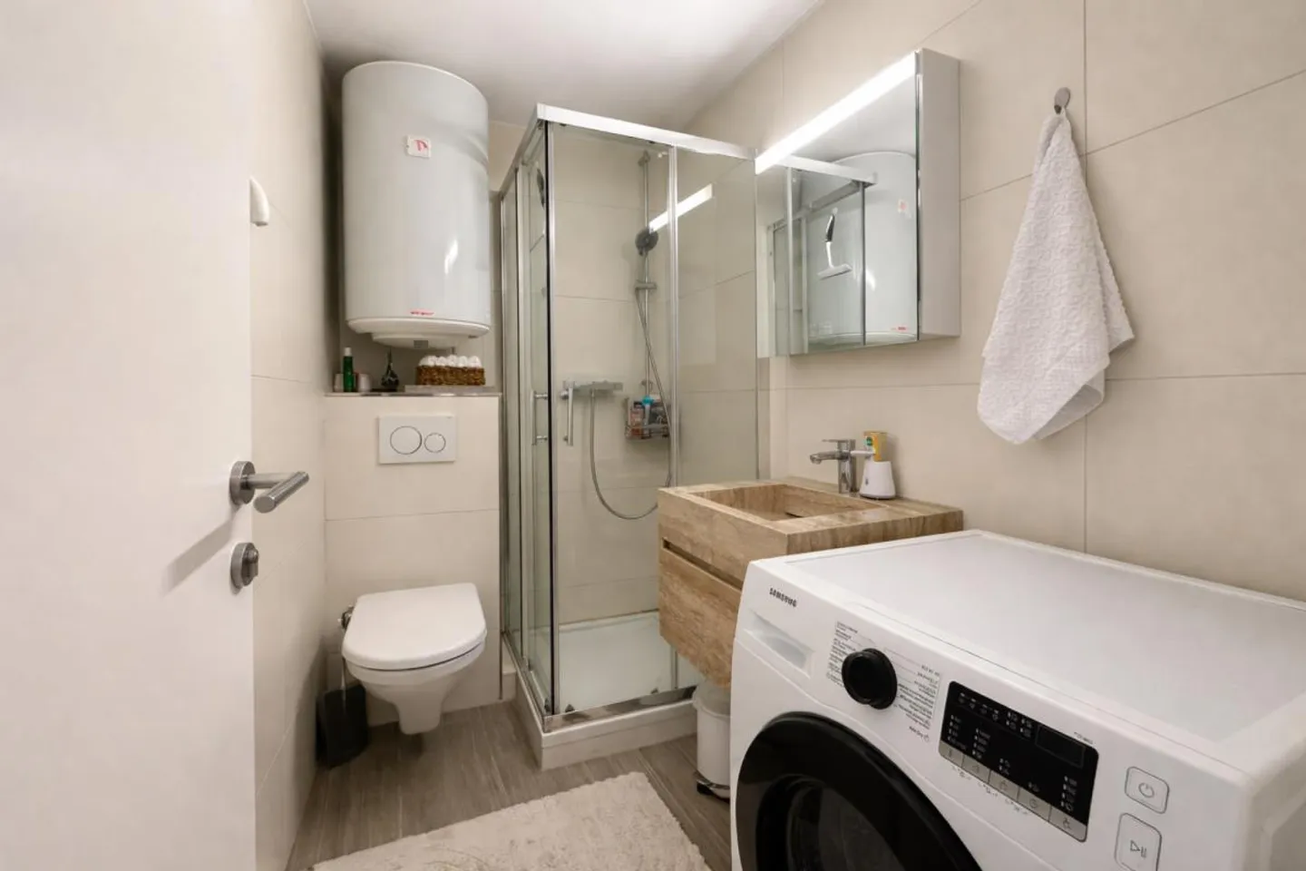 LIGHT-FLOODED, COMPACT, CHARMING AND CENTRAL - Photo 5 of 7