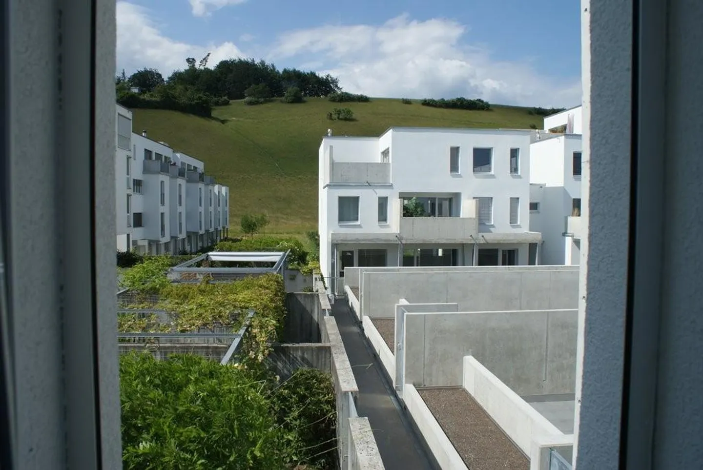 Close to the city in green: modern 3.5-room apartment with terrace, 1st floor - Photo 1 of 9