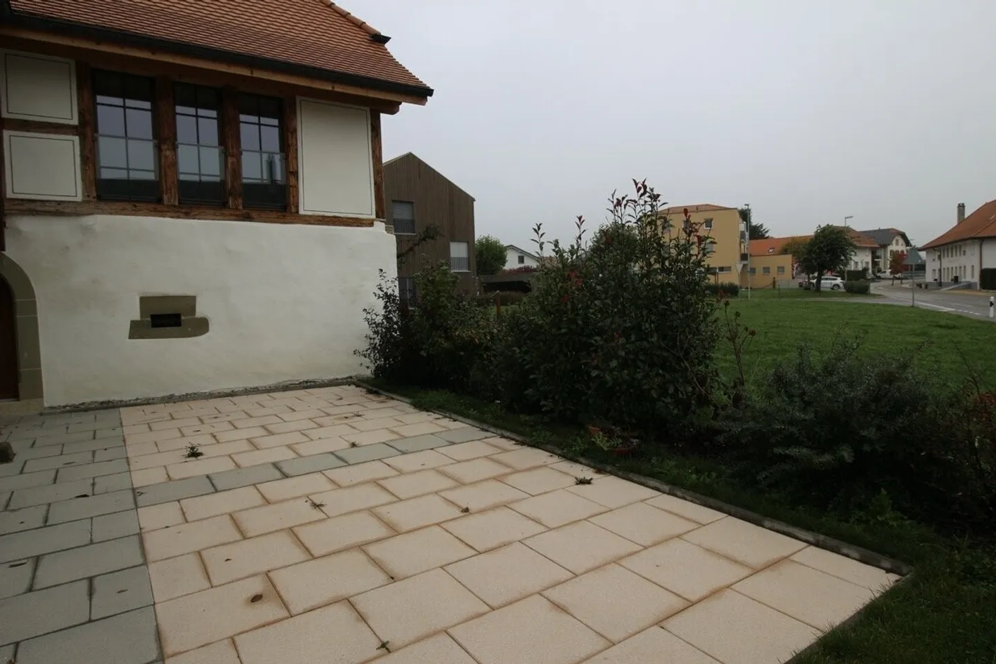 SUPERB AND SPACIOUS 2.5 ROOMS IN A RENOVATED FARM - Photo 3 of 13