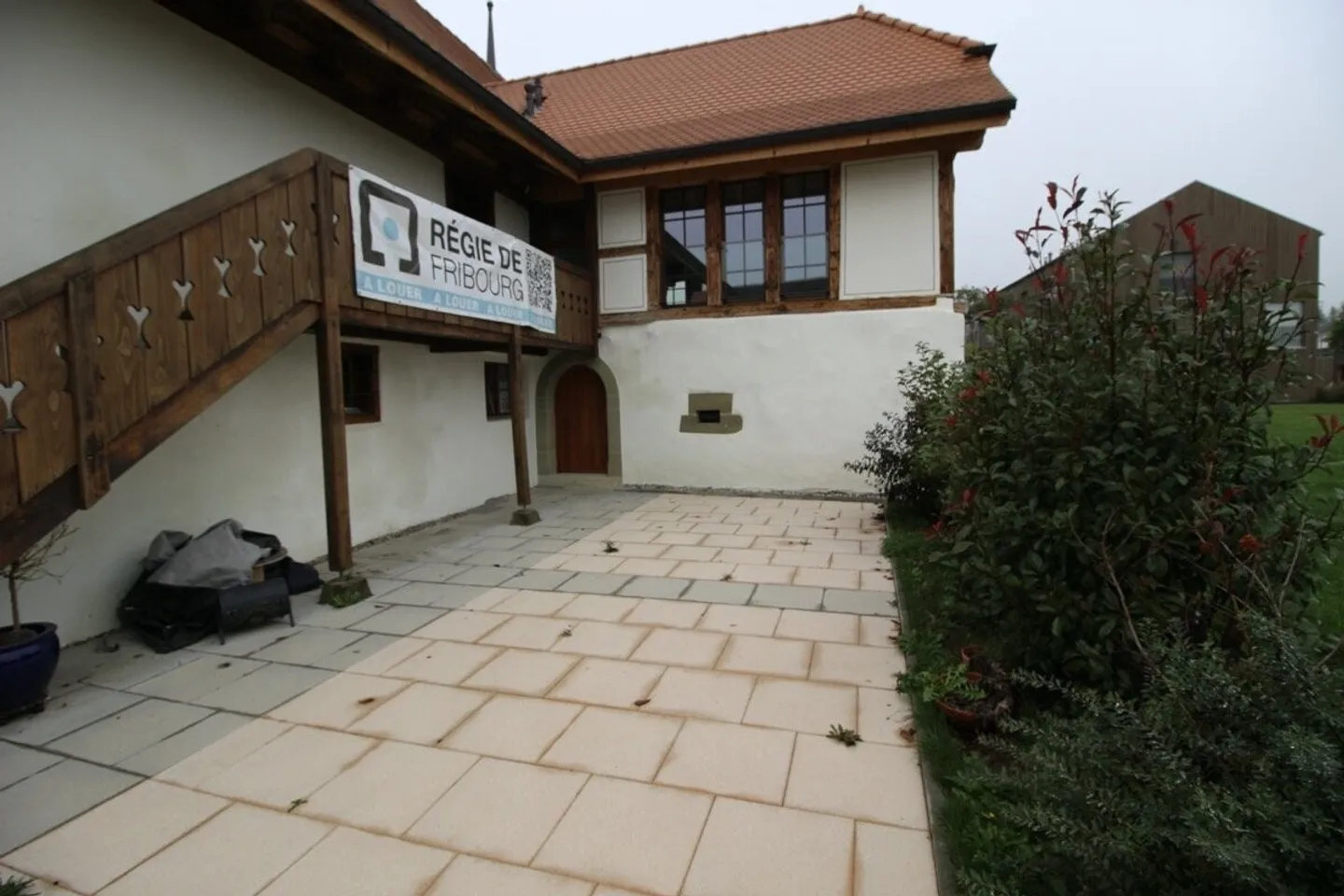 SUPERB AND SPACIOUS 2.5 ROOMS IN A RENOVATED FARM - Photo 4 of 13