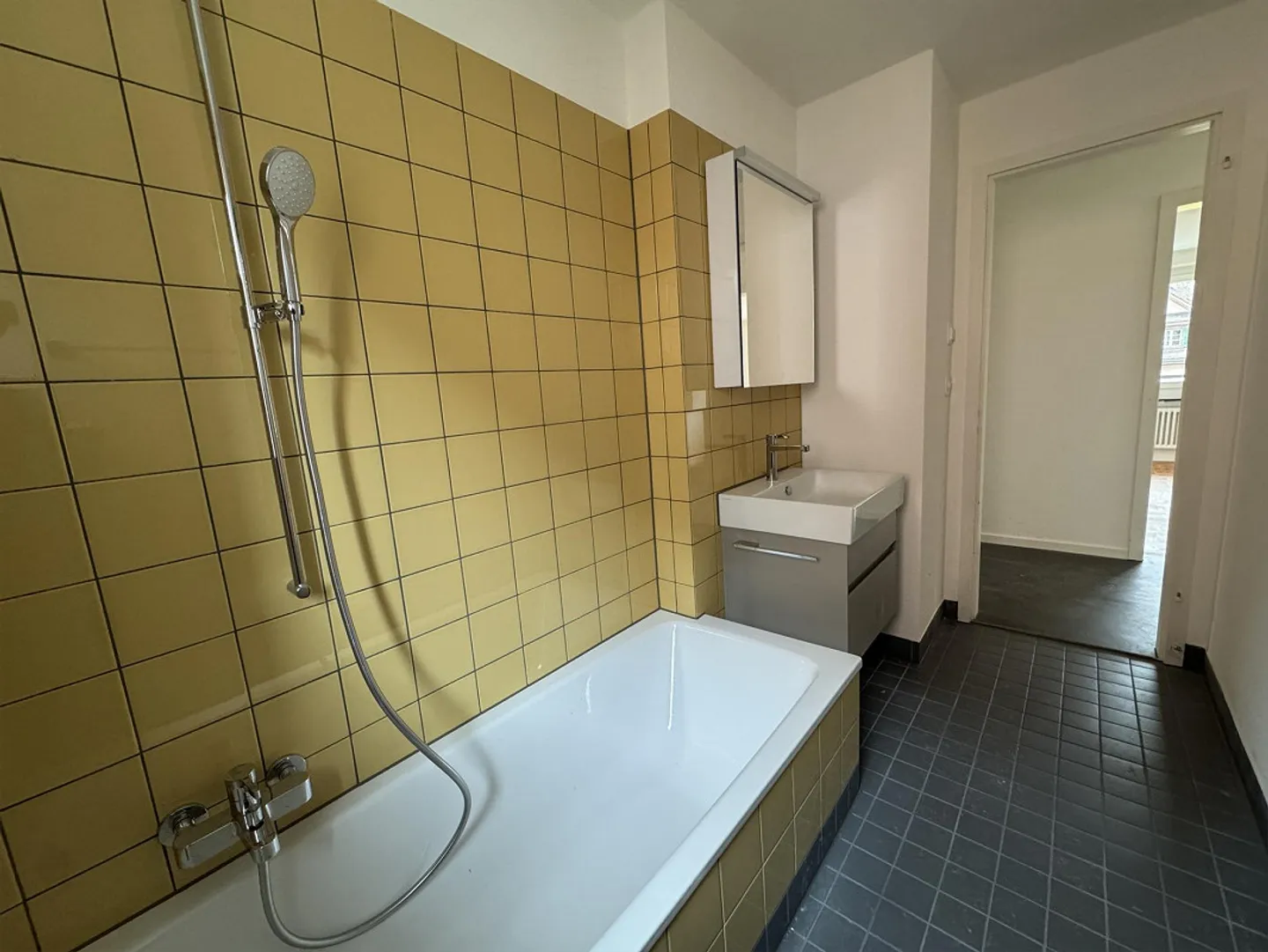 Ancienne Poste de Wilen - appartement rénové de 3,5 pièces avec vue sur le lac - Photo 7 sur 8