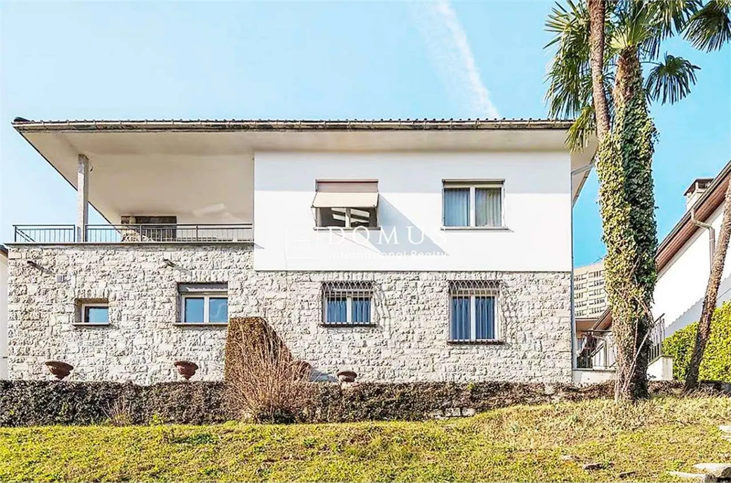 Villa with lake view and garden - Photo 1 of 5