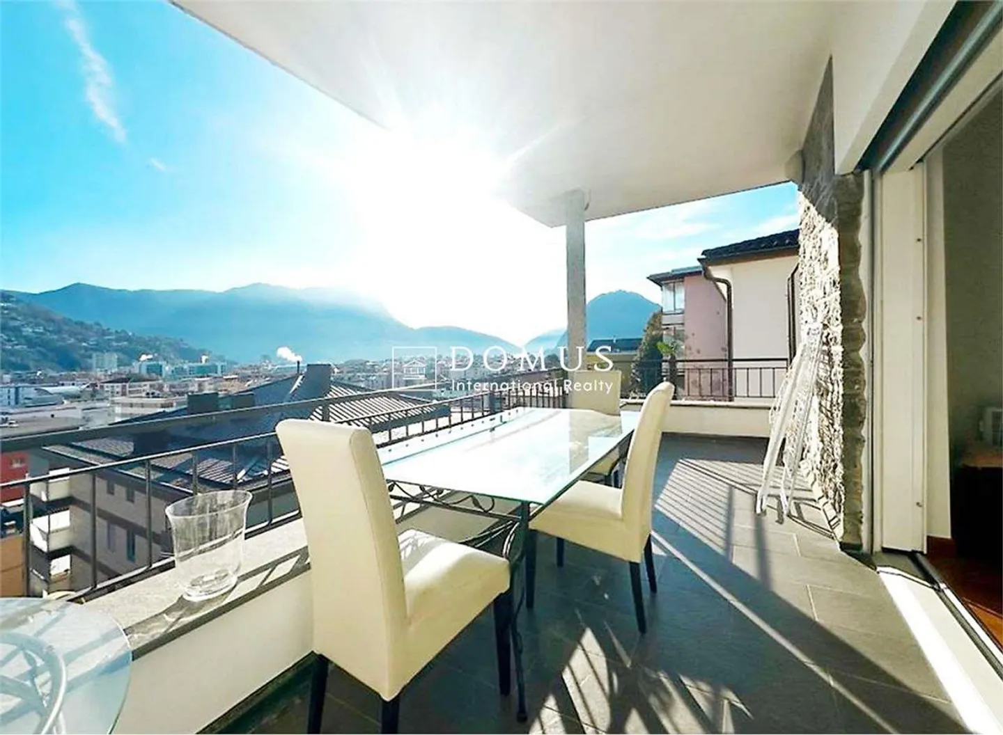 Villa with lake view and garden - Photo 2 of 5