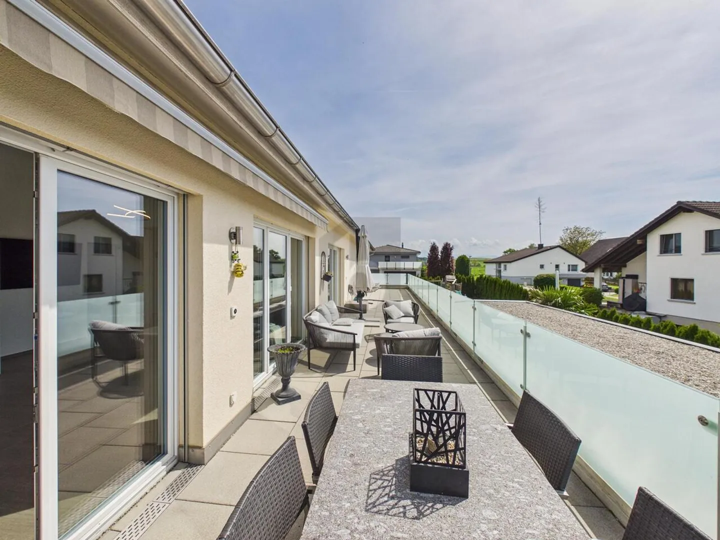 MOMENTS LUXUEUX SUR VOTRE IMMENSE TERRASSE - Photo 1 sur 6