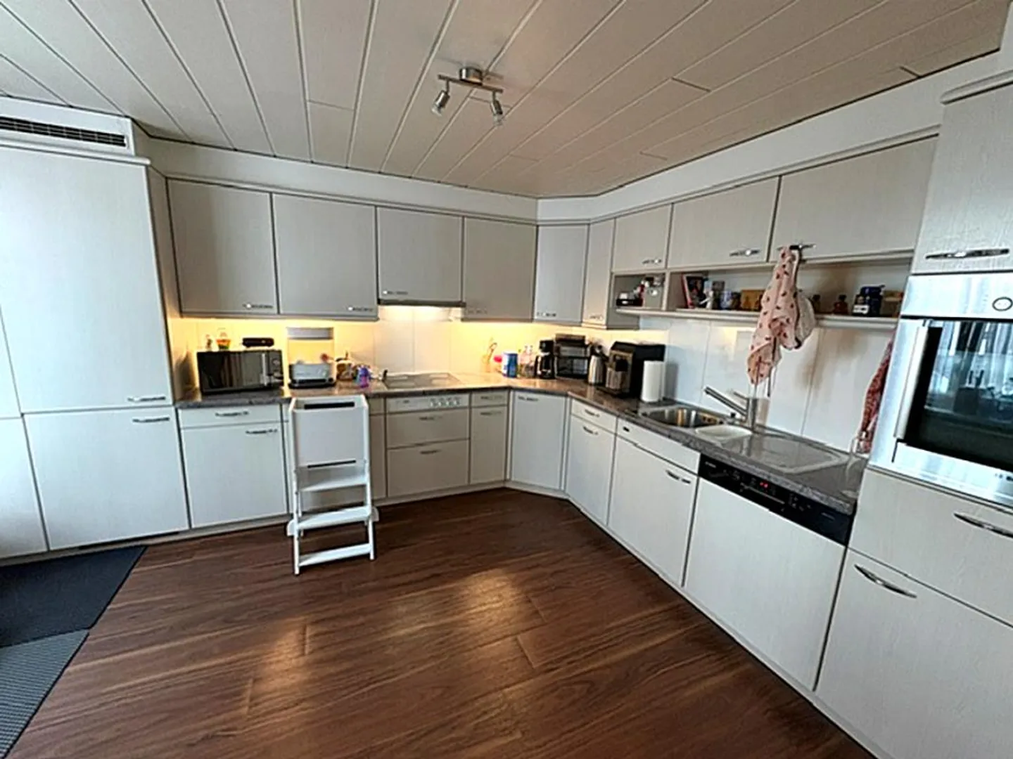generous 3.5 room apartment - Photo 7 of 10