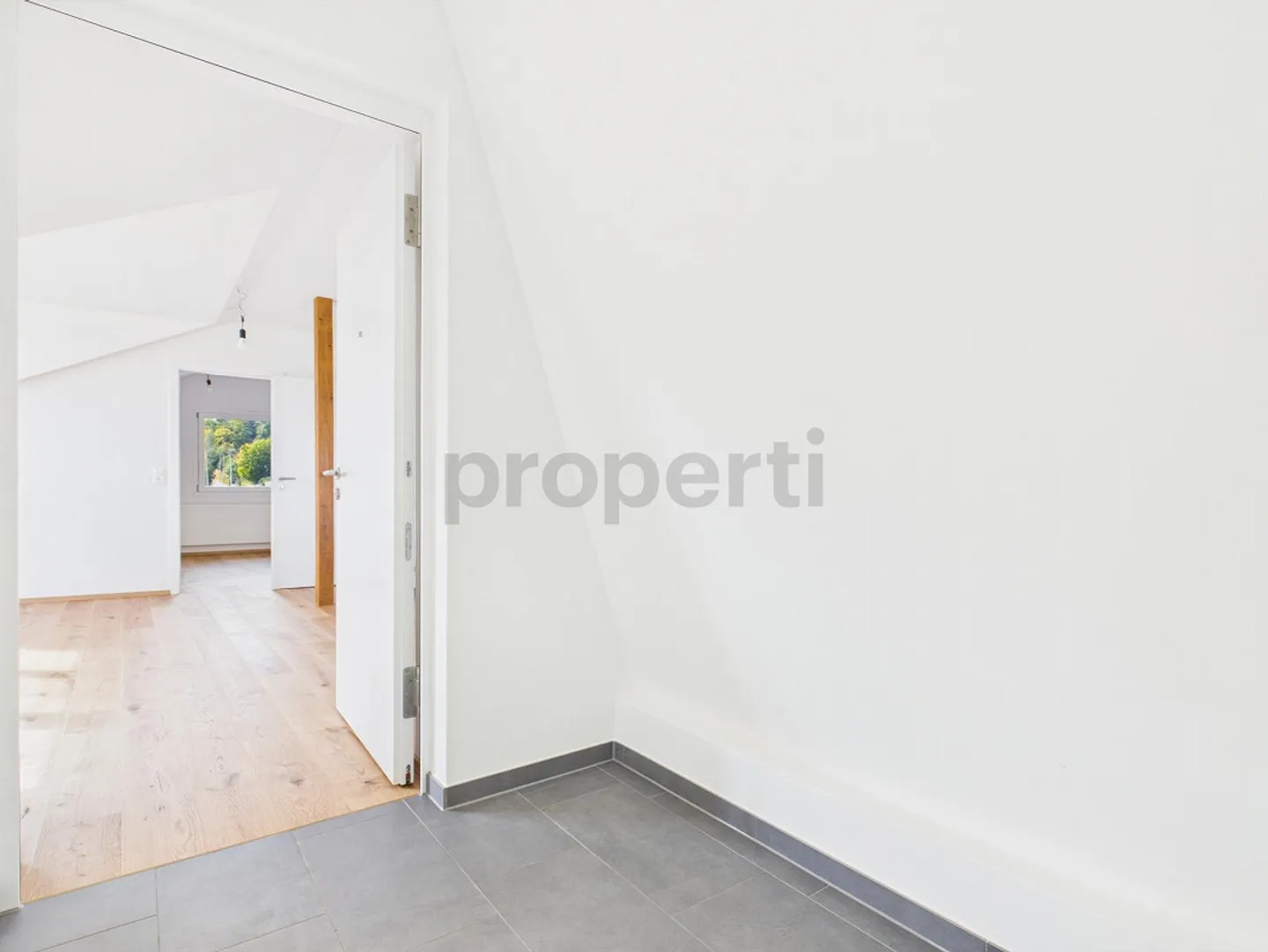 Appartement sous les combles moderne de 2,5 pièces à Oberwil - Photo 8 sur 16
