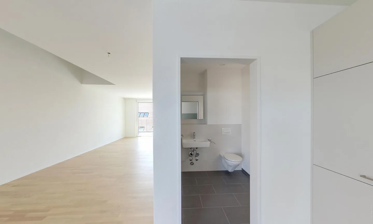 Vivre avec style et confort - Appartement de 3,5 pièces près de la gare - Photo 3 sur 6