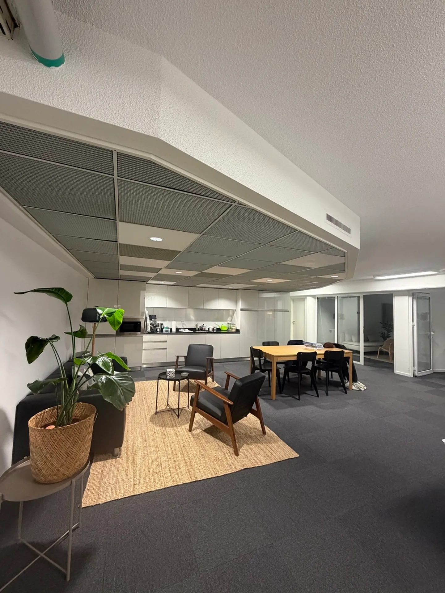 Optimale Lage - Plug-and-Play-Büro mit 190m2 - Foto 3 von 6