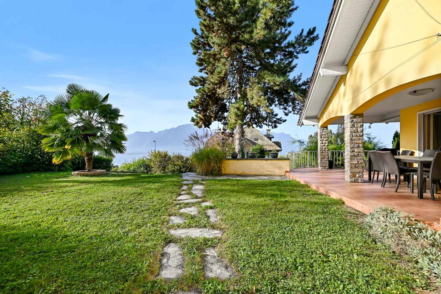 MONTREUX - VILLA WITH 2 APARTMENTS, BEAUTIFUL LAKE VIEW - Photo 1 of 13