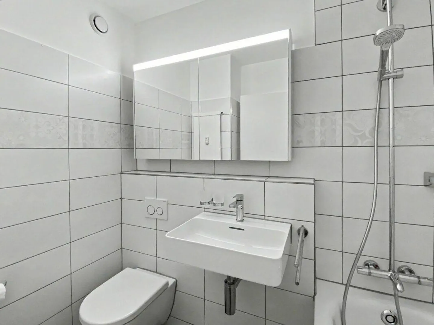 Comfortable living with a view - 2-room apartment in Reinach - Photo 5 of 8