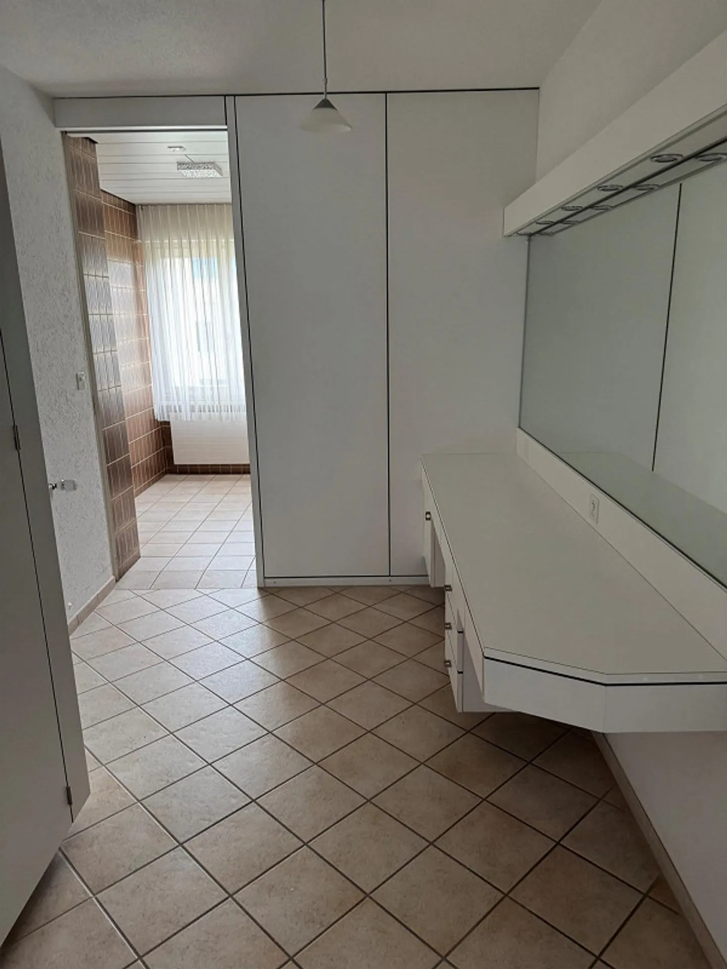 Ampio Appartamento Attico di 5.5 Stanze Vicino alla Scuola - Foto 6 di 11