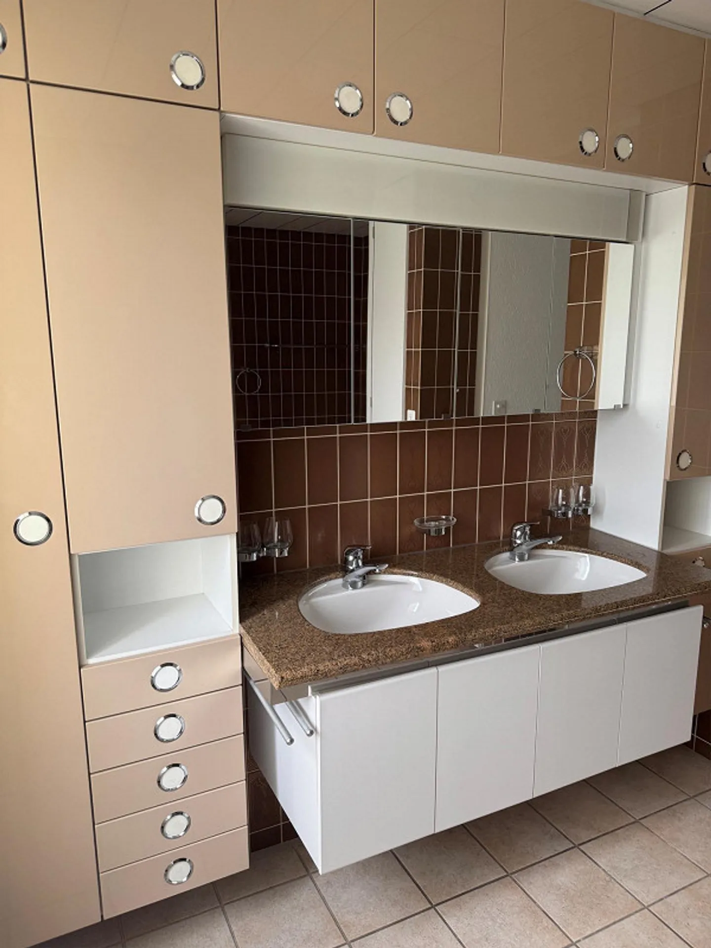 Ampio Appartamento Attico di 5.5 Stanze Vicino alla Scuola - Foto 7 di 11