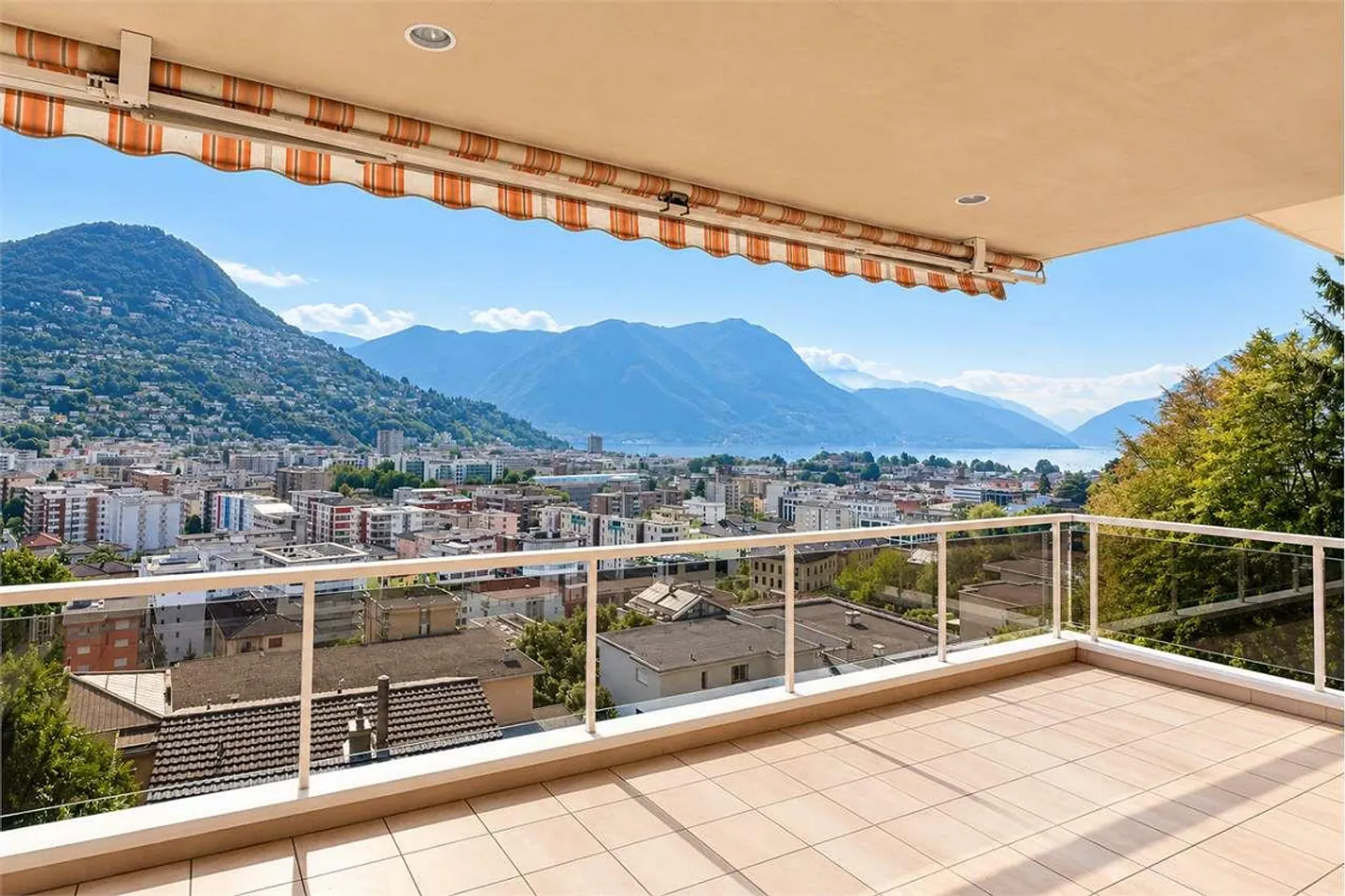 Résidence élégante avec vue sur le lac et jardin privé - Photo 2 sur 13
