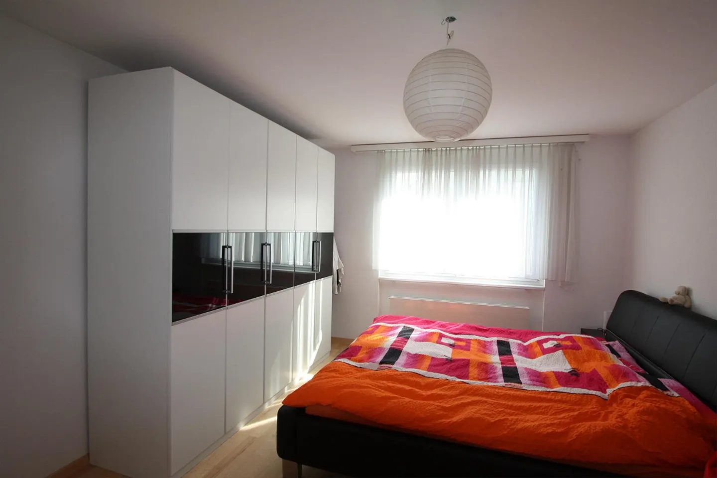 Appartamento soleggiato e grande di 4,5 locali con due balconi in una zona tranquilla di case unifamiliari - Foto 7 di 7