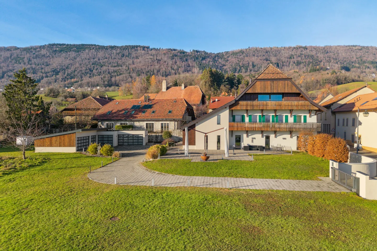 Luxe absolu et discrétion : ferme rénovée avec spa intérieur - Photo 2 sur 14