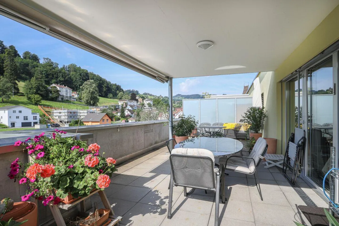 Attractive 3.5-room penthouse apartment with a view and generous... - Photo 7 of 9