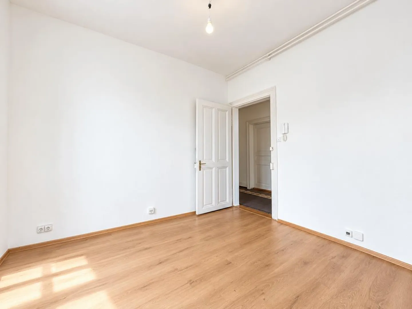 BRIGHT OFFICE IN A CENTRAL LOCATION IN BIRSFELDEN! - Photo 2 of 4