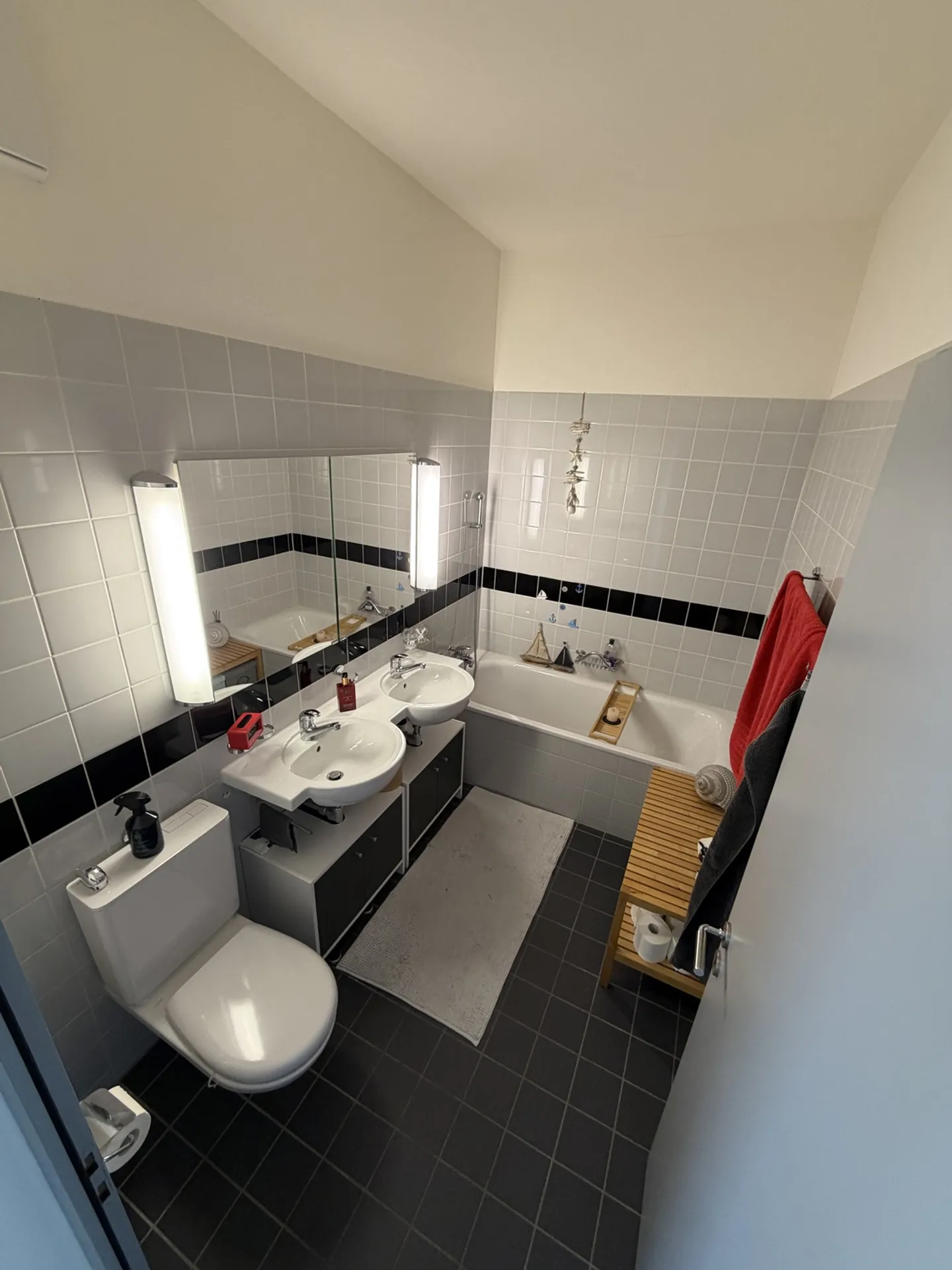 Modern Apartment with Lake View - Photo 7 of 10