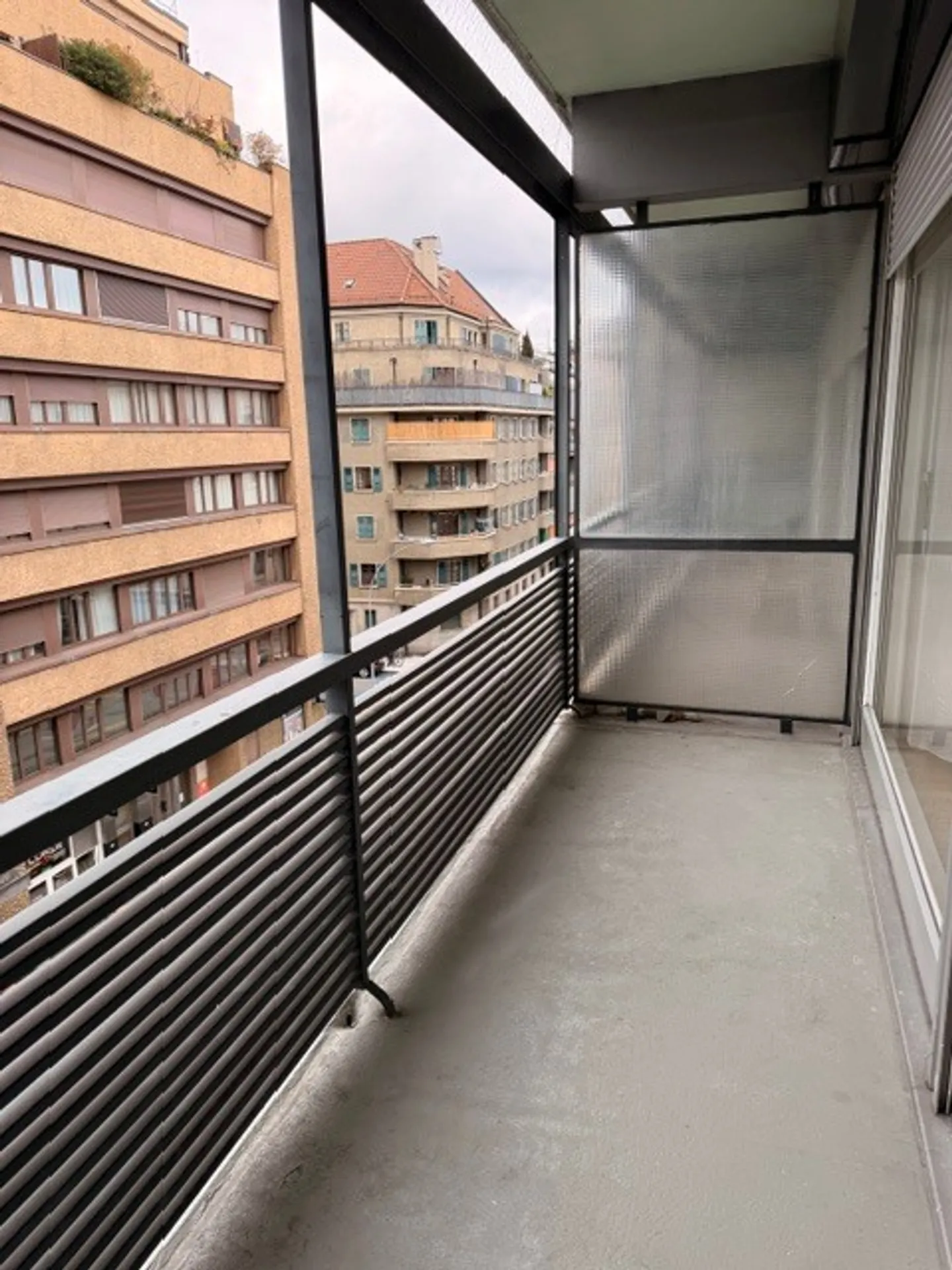 Furnished studio in Eaux-Vives - Photo 2 of 8