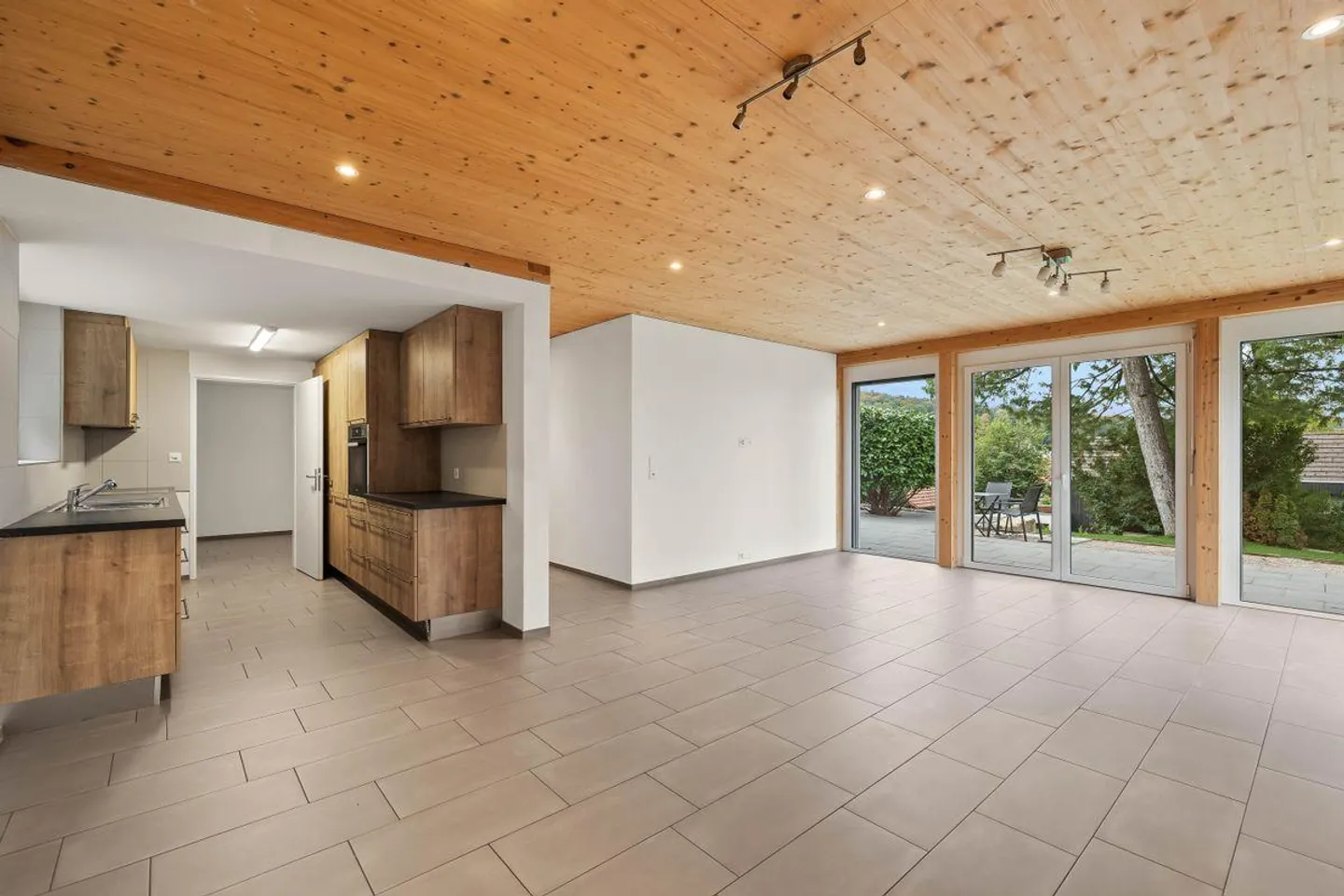 Casa familiare con appartamento - Foto 2 di 13