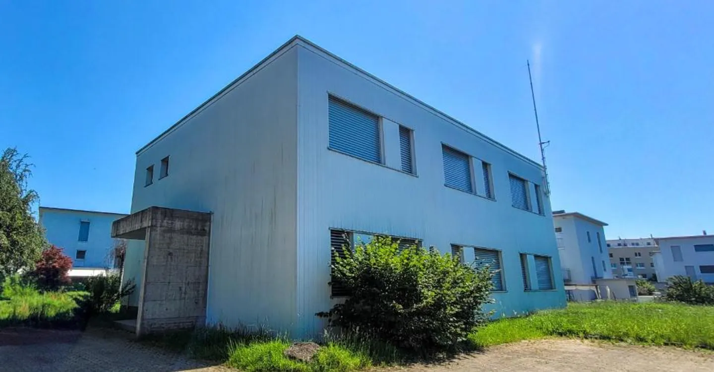 Espace locatif polyvalent à Hinwil - Parfait pour les PME et les exposants - Photo 1 sur 3