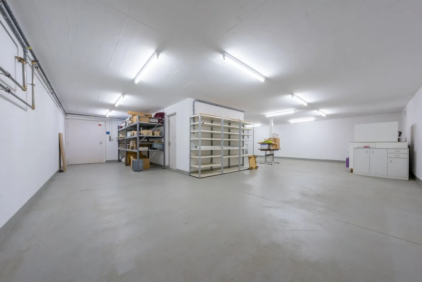 Storage room 92m2 with goods lift - Photo 1 of 3