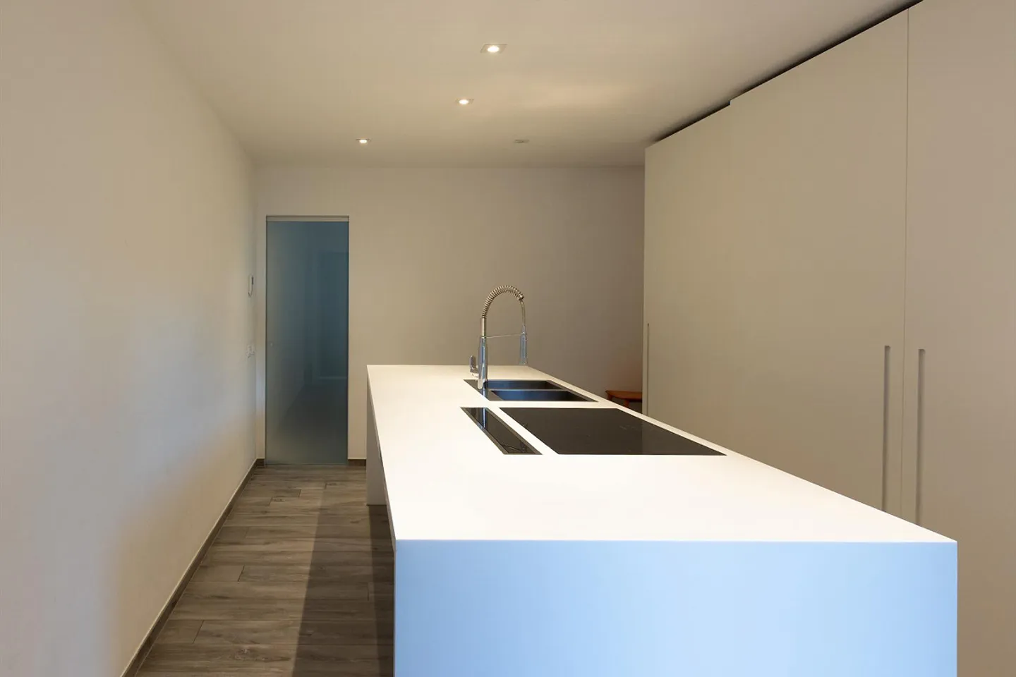 Modern villa with pool and large land - Photo 3 of 8
