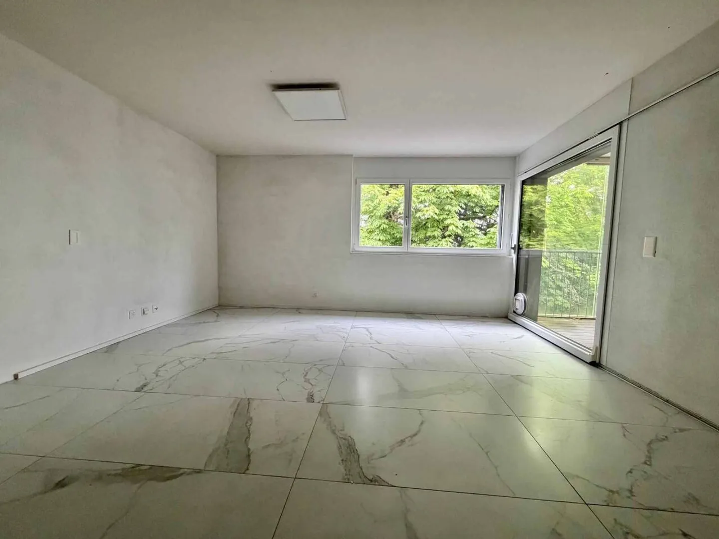 Yverdon center: Magnificent 3.5 room renovated apartment, glass loggia and solar panels - Photo 2 of 10
