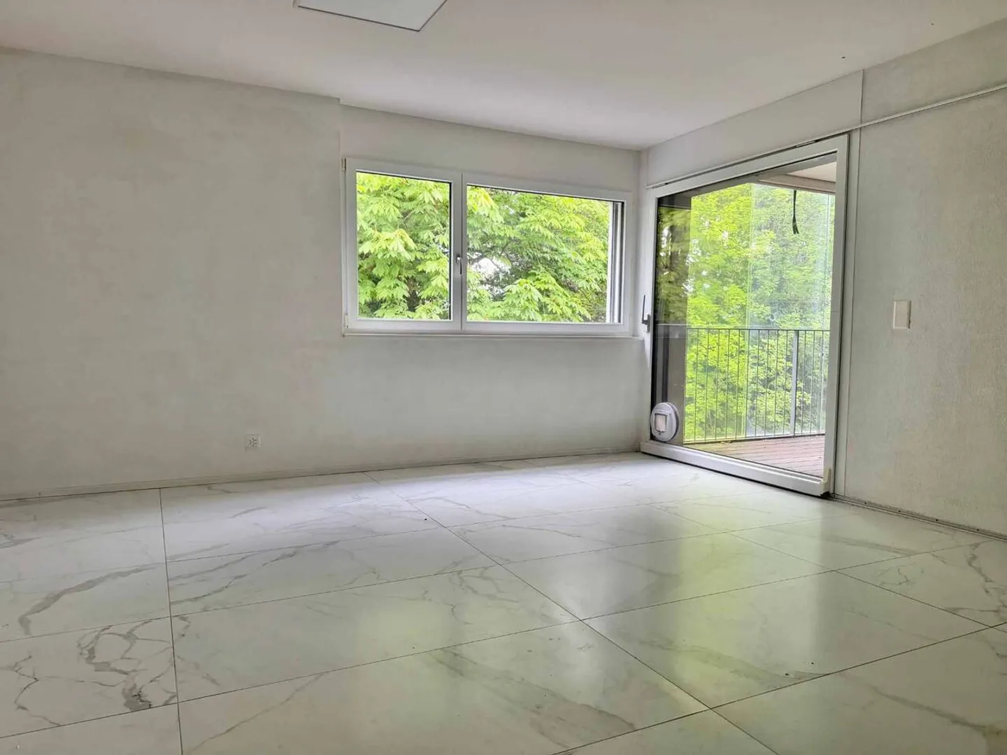 Yverdon center: Magnificent 3.5 room renovated apartment, glass loggia and solar panels - Photo 4 of 10