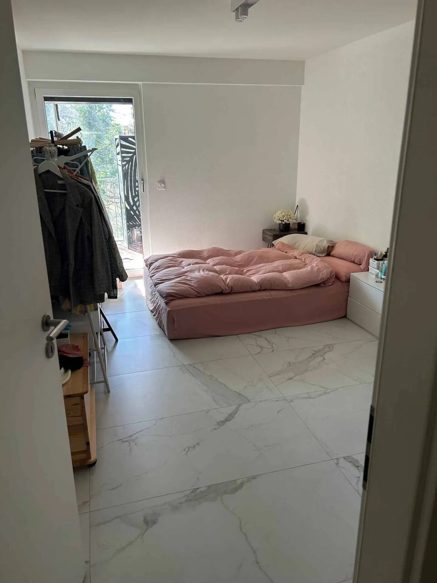 Yverdon center: Magnificent 3.5 room renovated apartment, glass loggia and solar panels - Photo 5 of 10