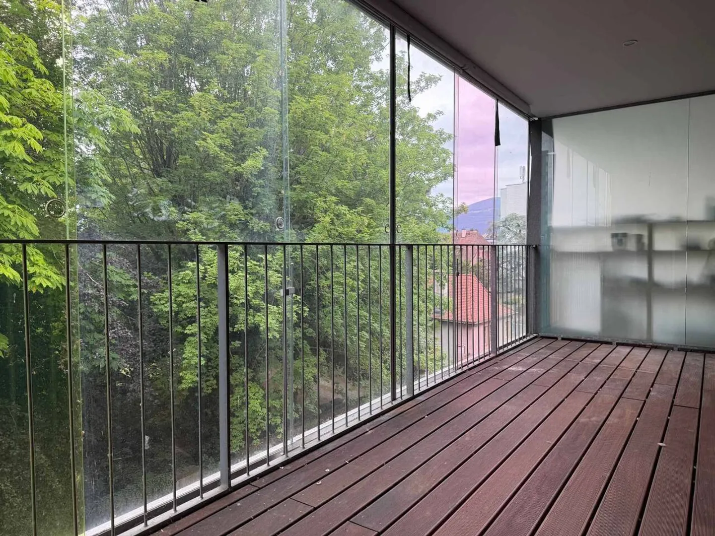 Yverdon center: Magnificent 3.5 room renovated apartment, glass loggia and solar panels - Photo 9 of 10
