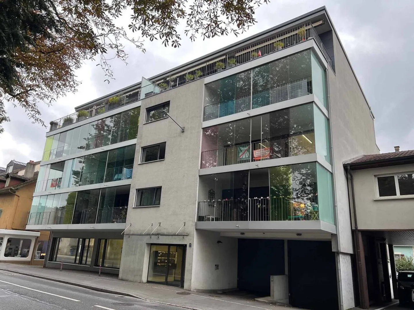Yverdon center: Magnificent 3.5 room renovated apartment, glass loggia and solar panels - Photo 10 of 10