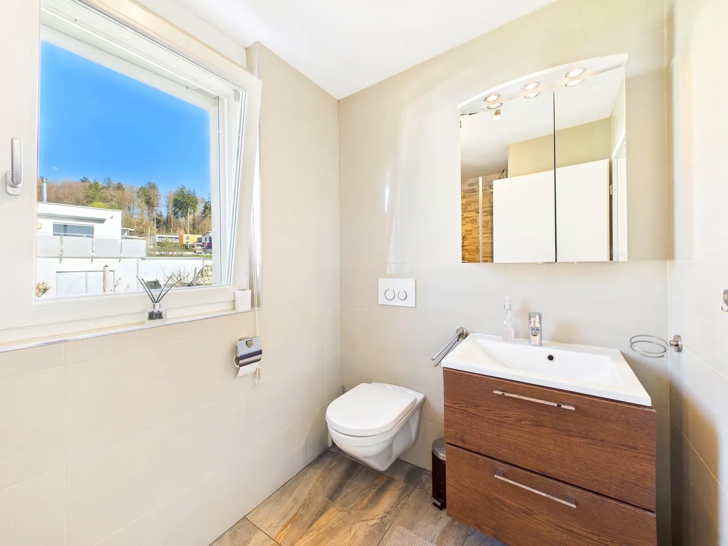 Casa unifamiliare moderna in una posizione tranquilla e soleggiata con giardino paradisiaco - Foto 13 di 20