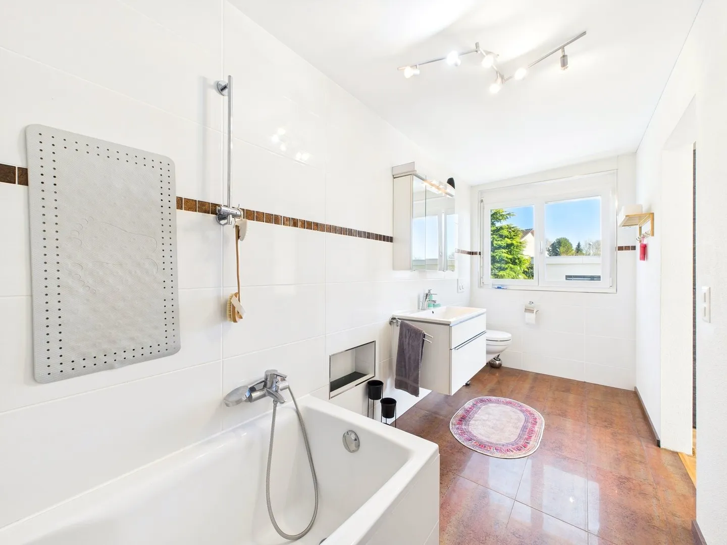 Casa unifamiliare moderna in una posizione tranquilla e soleggiata con giardino paradisiaco - Foto 14 di 20