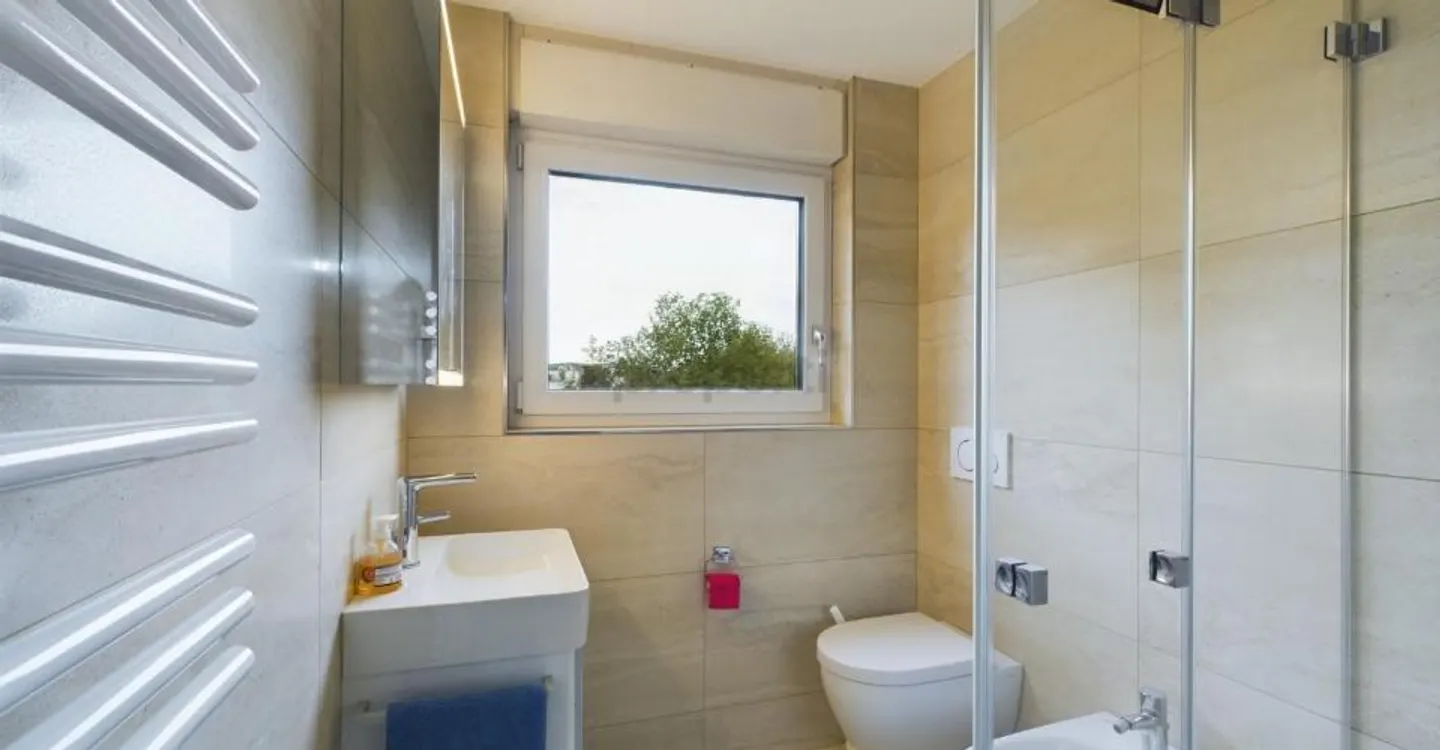 Vie confortable avec vue sur le lac et balcon ensoleillé dans un emplacement fiscalement avantageux - Photo 6 sur 8