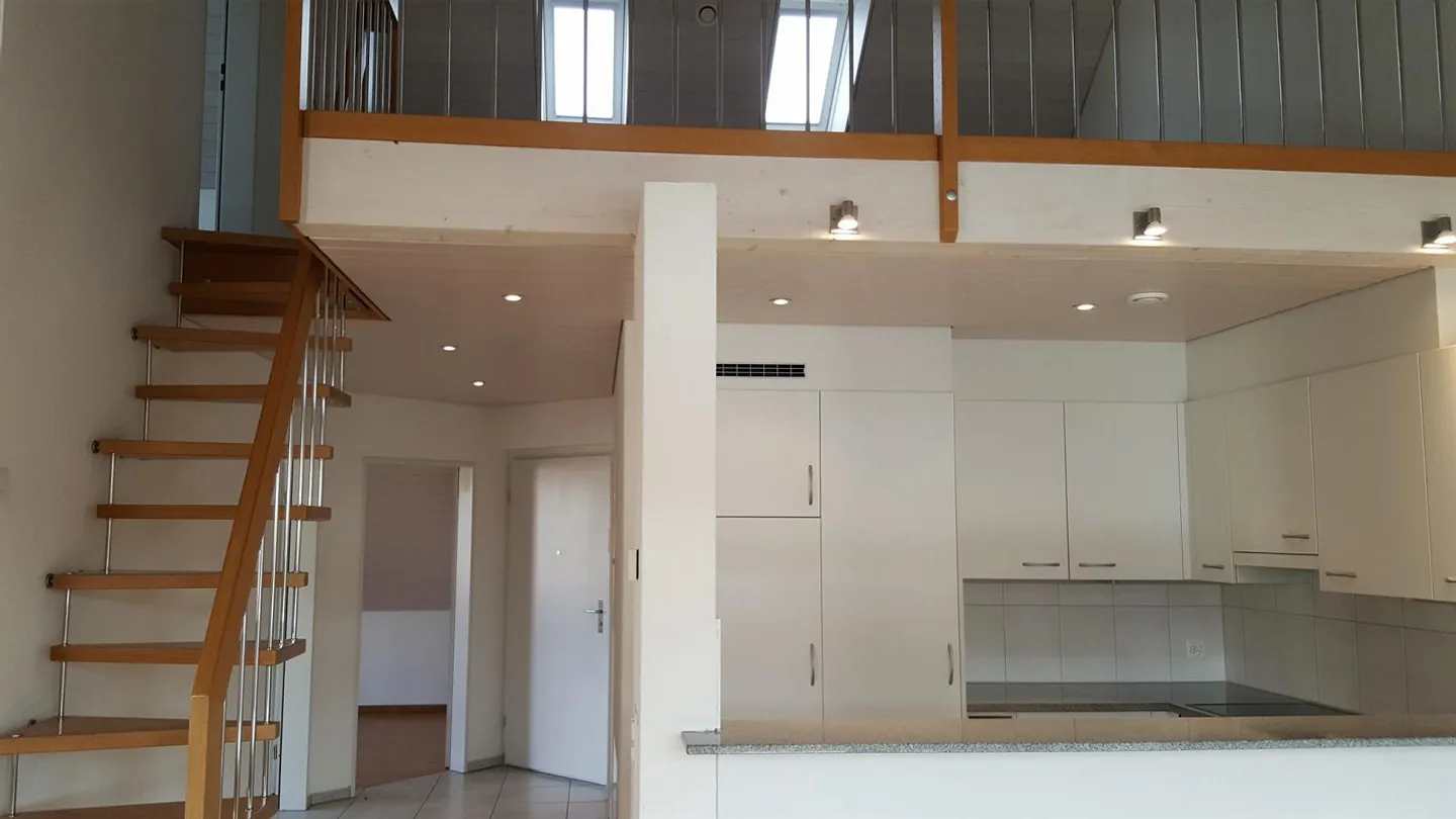 Maisonette luminosa di 4,5 stanze con galleria e balcone in posizione tranquilla - Foto 1 di 9