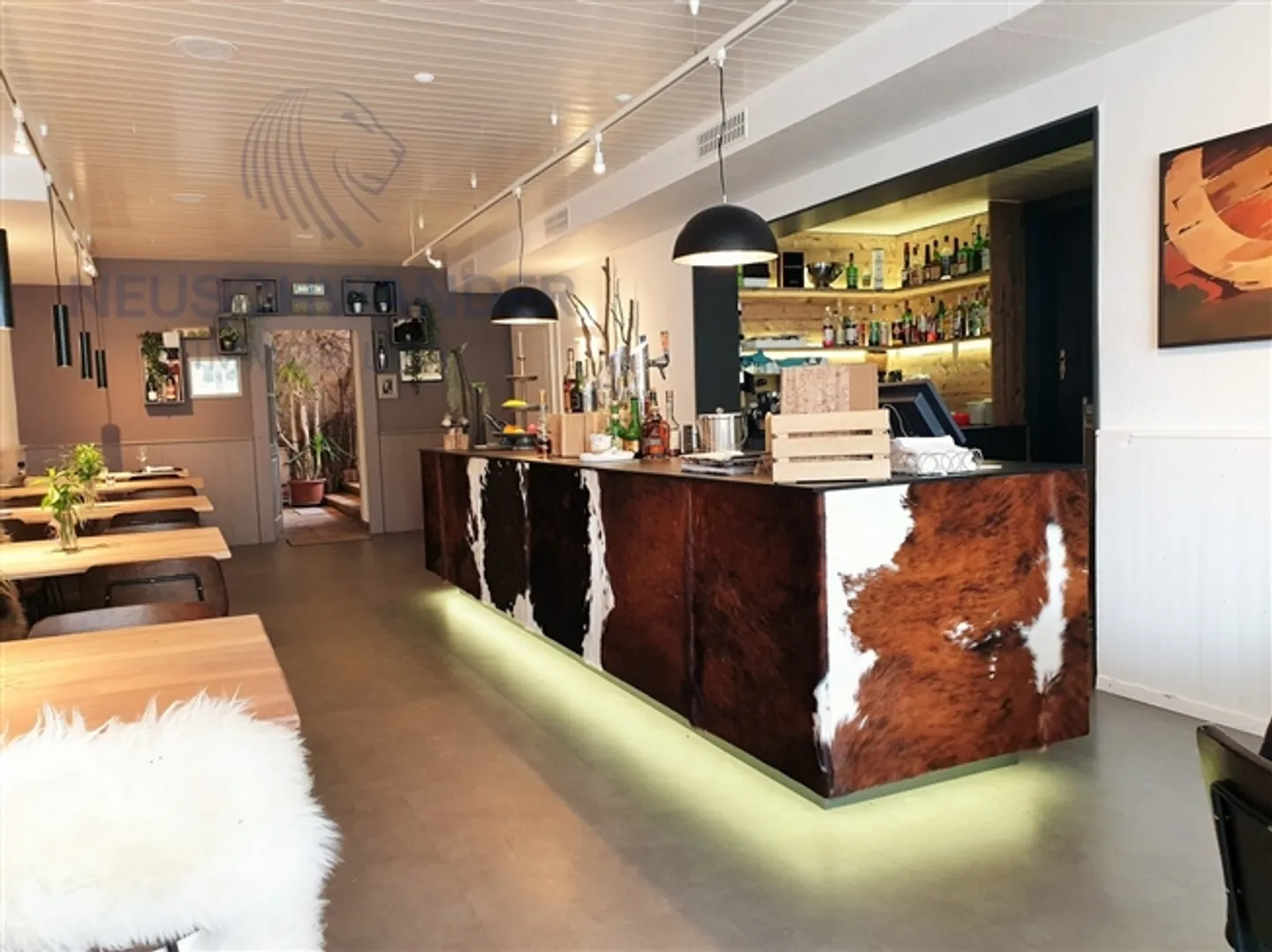 Avec 20 places de parking, bâtiment renommé entièrement loué - Photo 2 sur 13