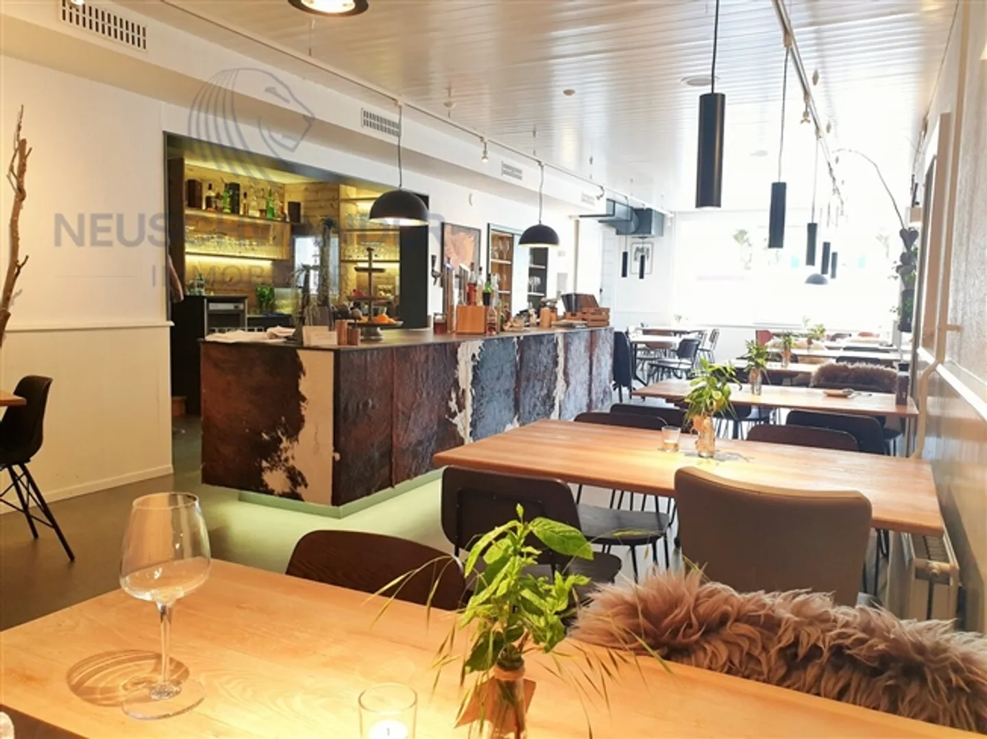 Avec 20 places de parking, bâtiment renommé entièrement loué - Photo 3 sur 13