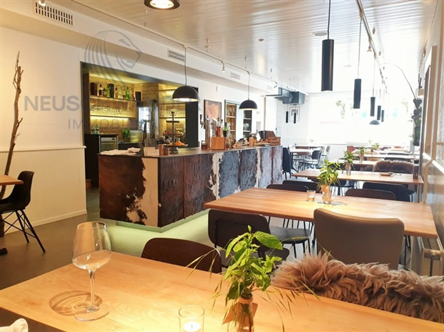 Avec 20 places de parking, bâtiment renommé entièrement loué - Photo 4 sur 13